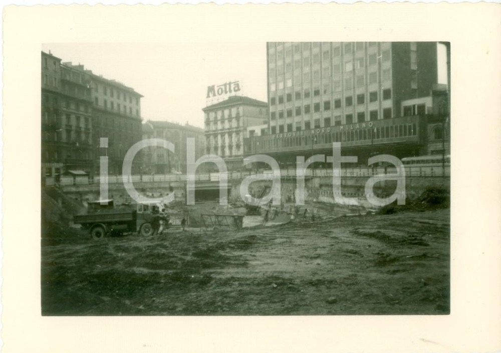 Fotografia d epoca originale 1959 MILANO PIAZZALE CADORNA Scavi generali per Stazione FERROVIE NORD Foto 1