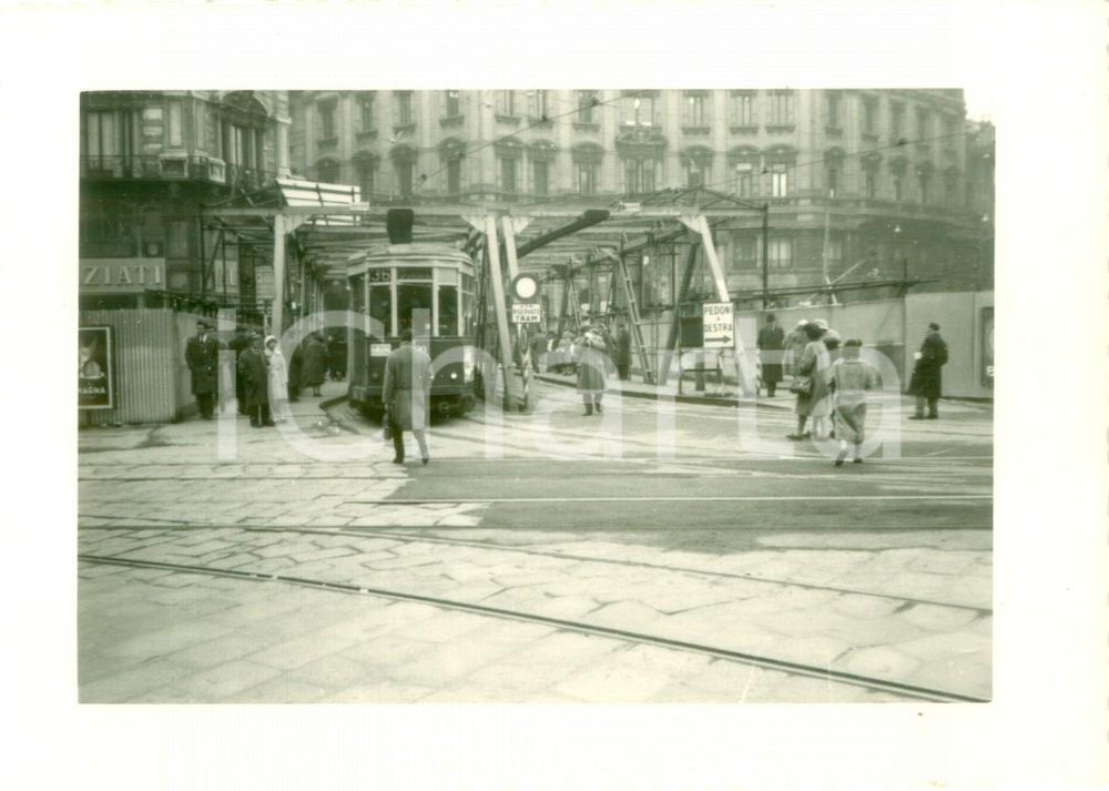 Fotografia d epoca originale 1959 MILANO PIAZZALE CORDUSIO Area riservata per i tram durante lavori LINEA 1 1