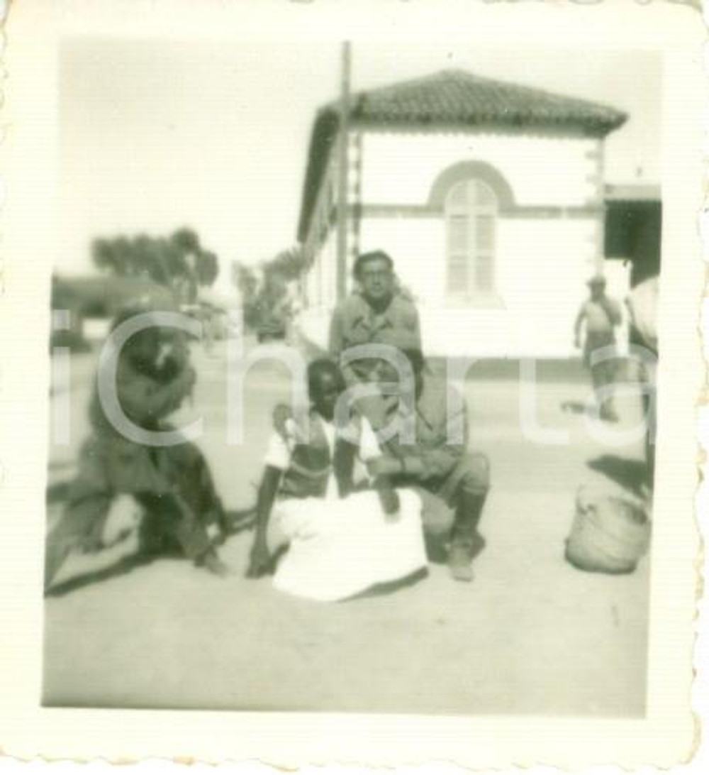 Fotografia d epoca originale 1936 CHEREN ERITREA AOI Soldati italiani con indigeni in piazza Foto cm 5 x 6 1