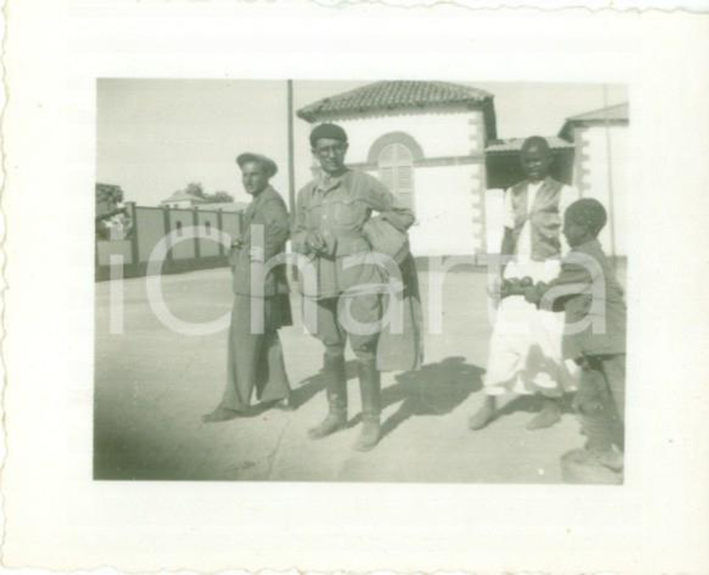 Fotografia d epoca originale 1936 CHEREN ERITREA AOI Colono con piccoli indigeni Fotografia cm 7 x 6 1
