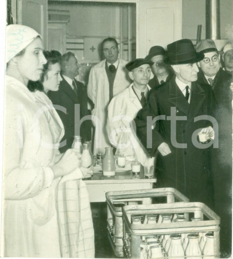 Fotografia d epoca originale 1941 MILANO Visita del Prefetto alla Centrale del latte  Fotografia 1