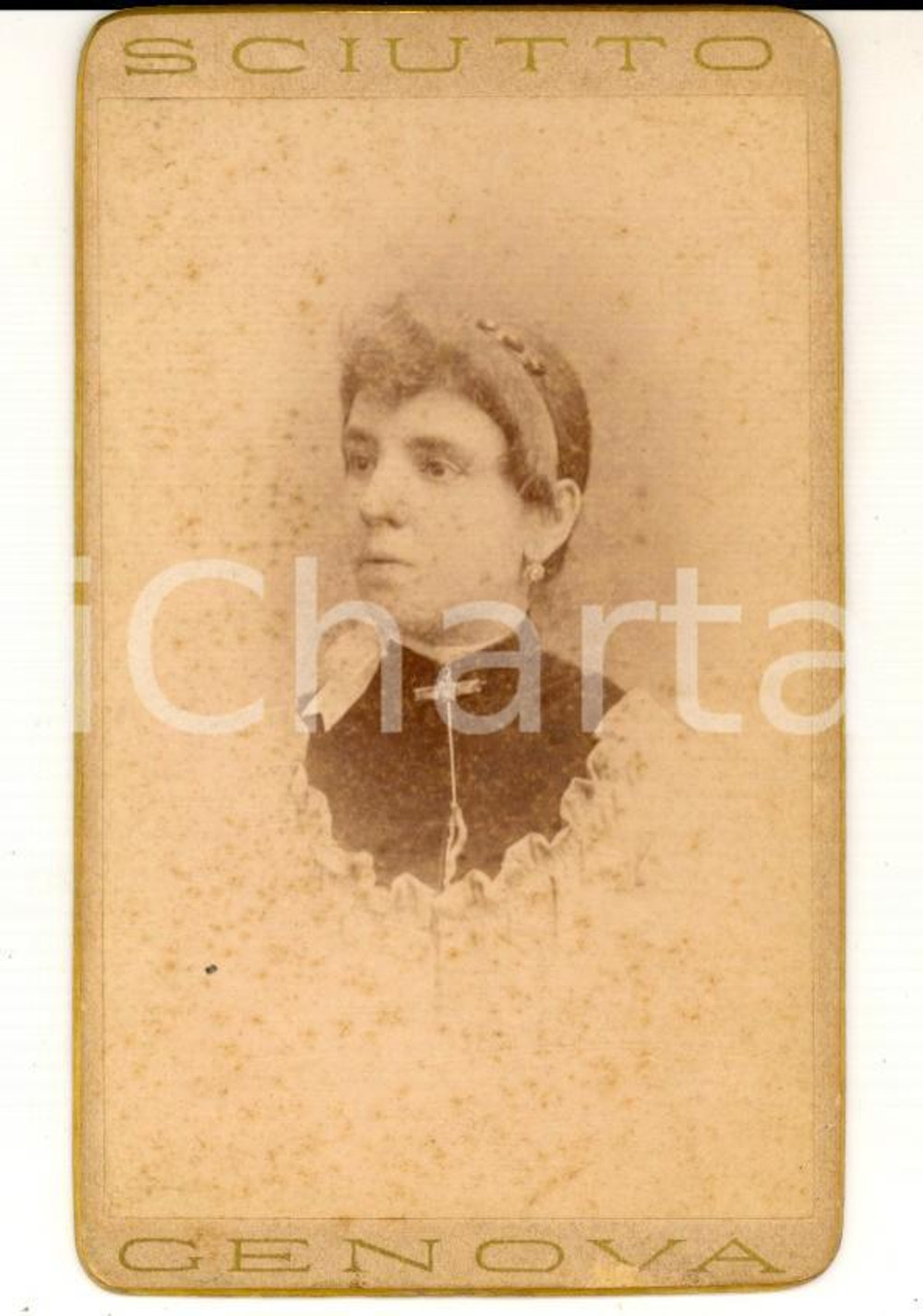 Fotografia d epoca originale 1890 ca GENOVA Ritratto di donna con spilla e cuffietta Foto G. B. SCIUTTO 1