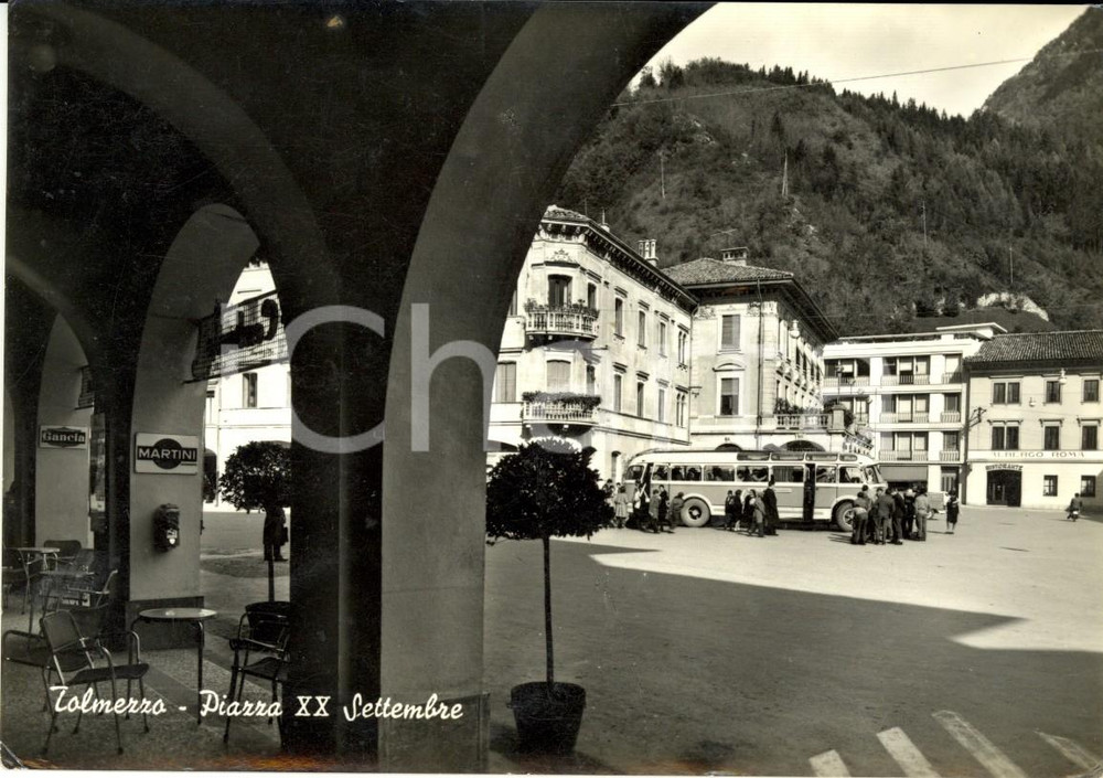 Cartolina originale da collezione 1962 TOLMEZZO UD Piazza XX SETTEMBRE con albergo ROMA insegne MARTINI e GANCIA 1