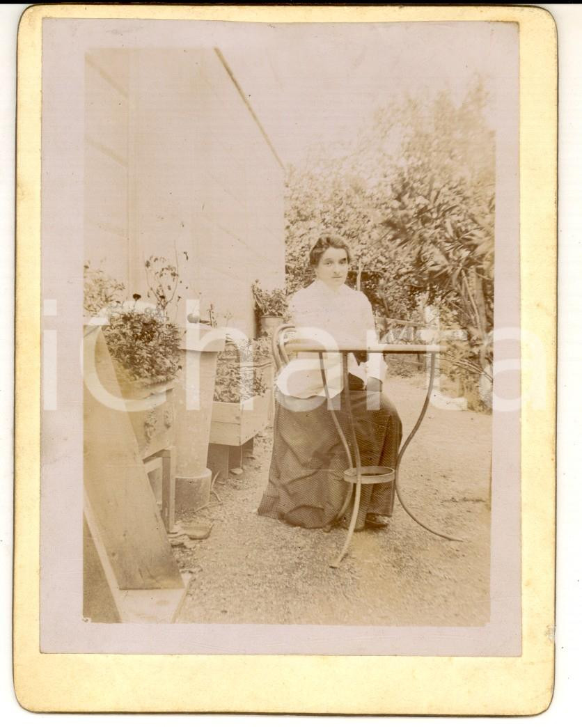 Fotografia d epoca originale 1902 AREA LOMBARDA ? Donna posa in giardino al tavolino Foto 17x13 1