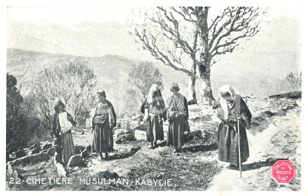 Cartolina originale da collezione 1930 ca KABYLIE DZ Donne al cimitero musulmano Cartolina animata FP NV 1
