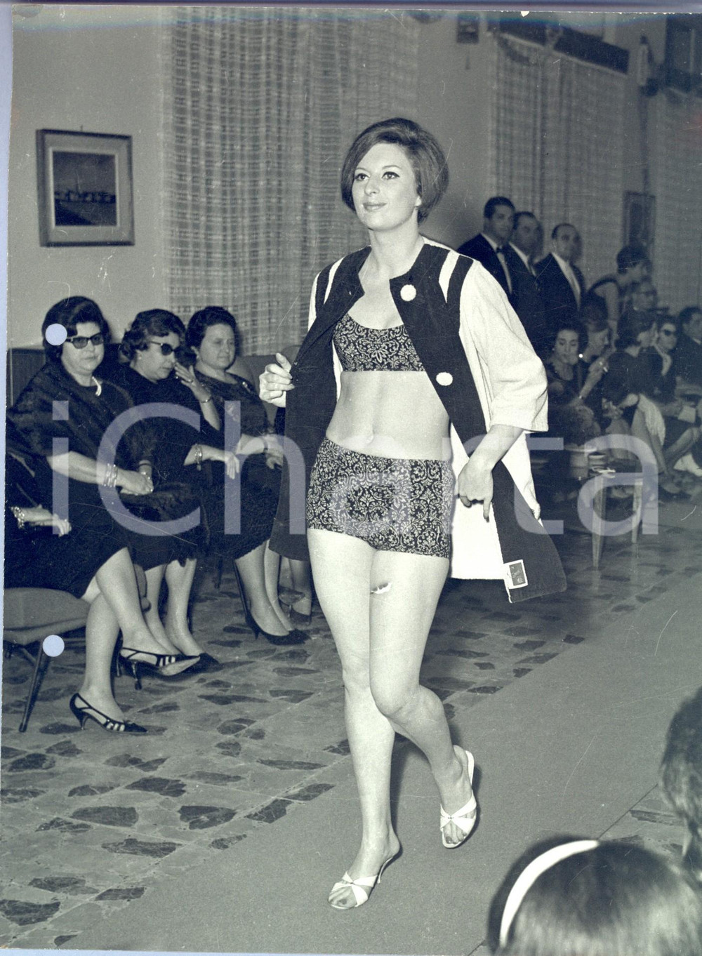 Fotografia d epoca originale 1960 ca MILANO MODA Modella sfila in bikini floreale con accappatoio Foto 1