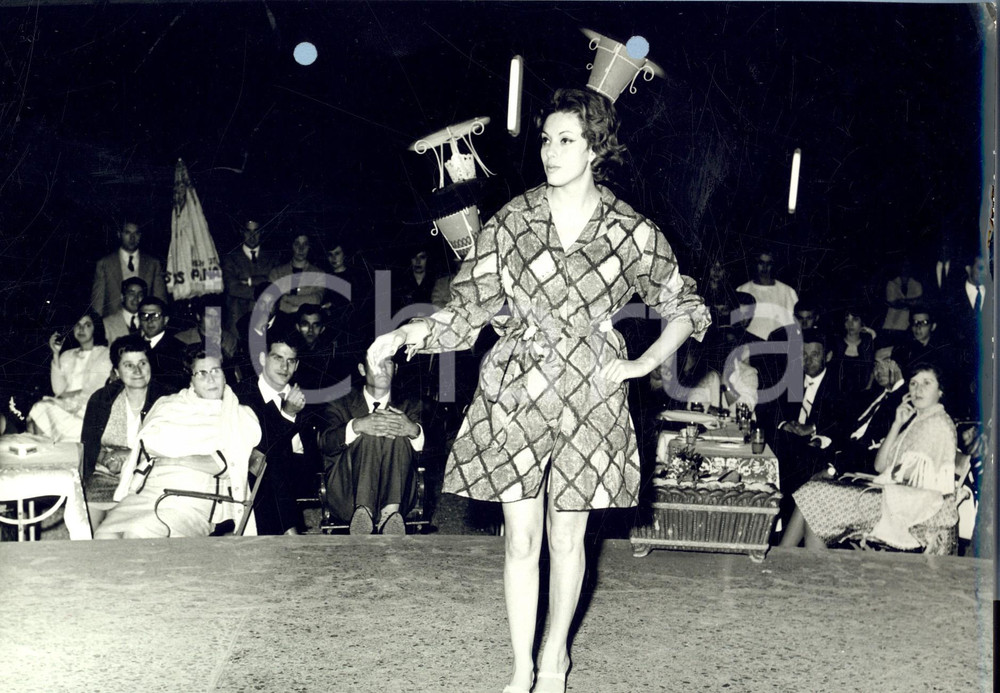 Fotografia d epoca originale 1960 ca MILANO MODA Modella sfila in accappatoio a rombi Foto 1