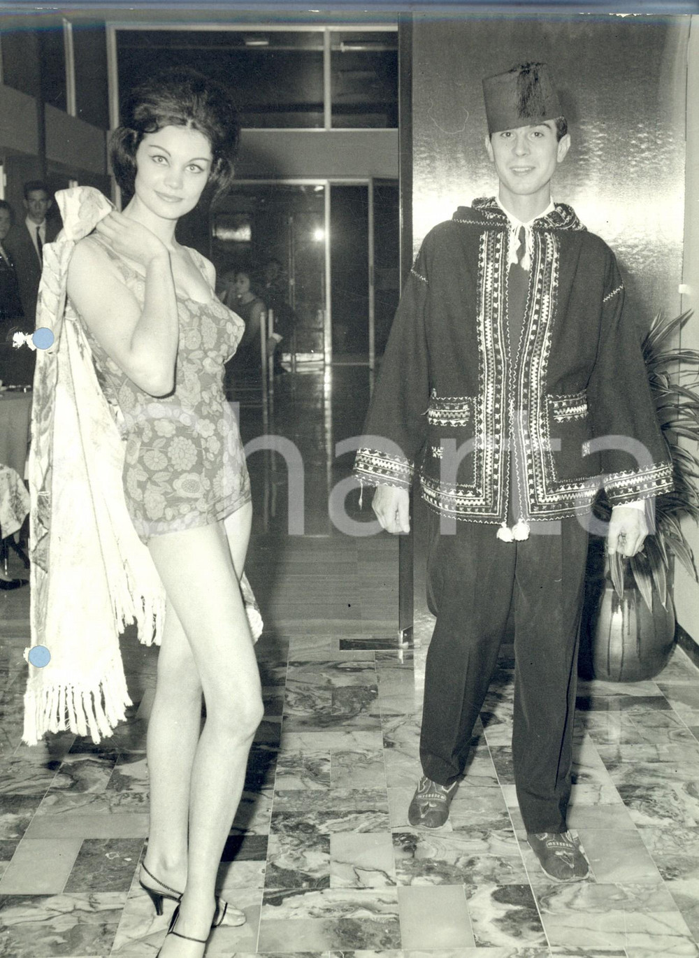 Fotografia d epoca originale 1960 ca MILANO MODA Modella posa con uomo in abito marocchino Foto 1