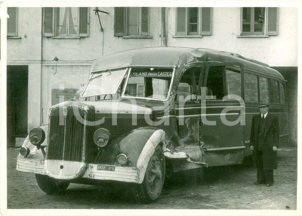Fotografia d epoca originale 1950 ca PAVIA Autocorriera per CASTEGGIO  MILANO dopo un incidente Fotografia 1