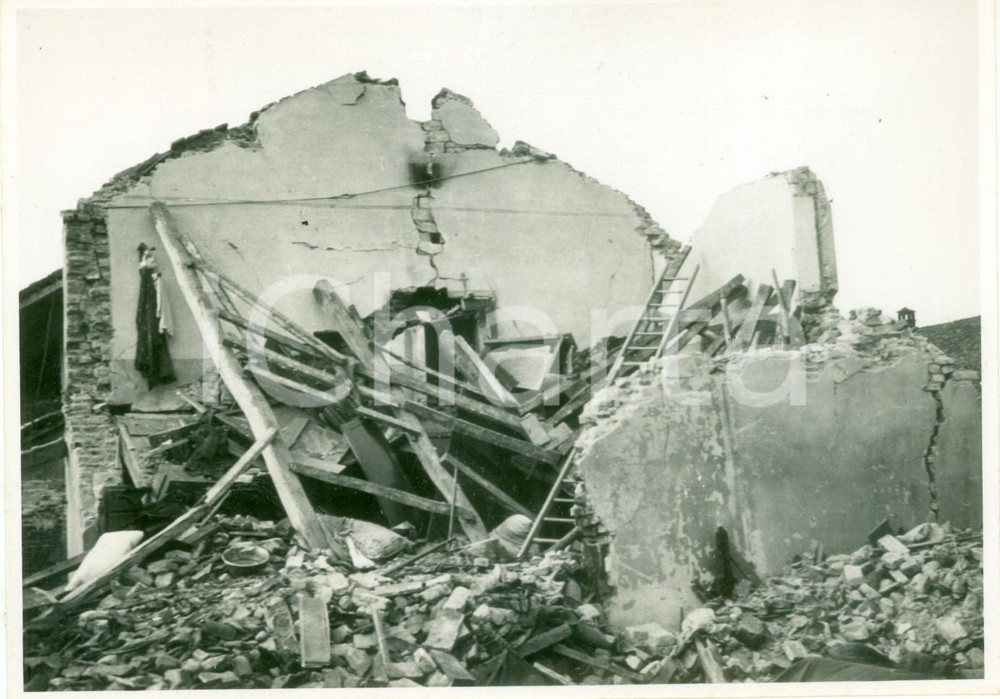 Fotografia d epoca originale 1940 ROBBIO PV WW2 Casa famiglia PAMPARONA distrutta da incursioni aeree FOTO 1