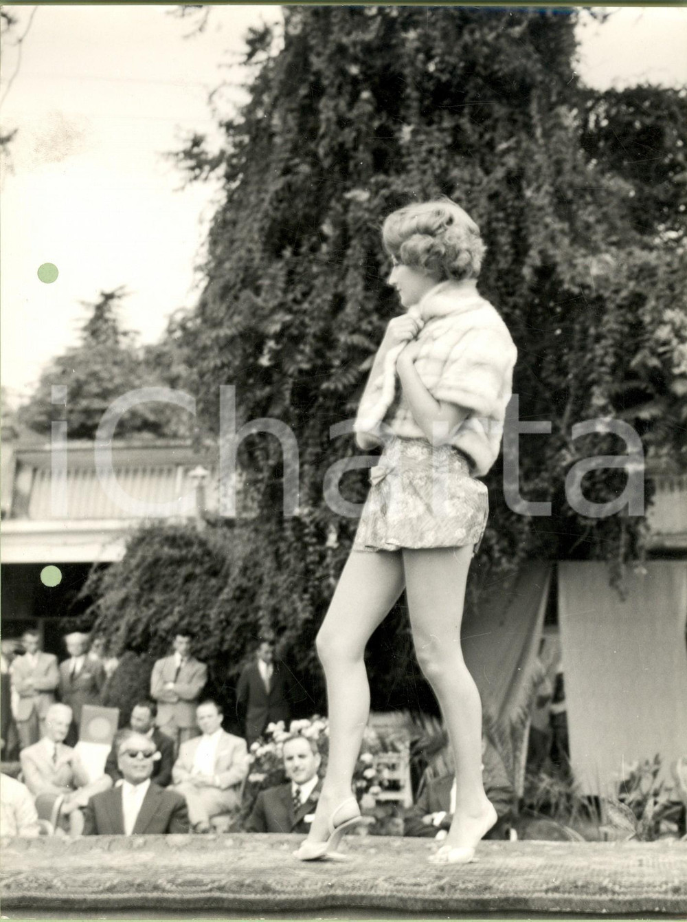 Fotografia d epoca originale 1960 STORIA DELLA MODA Modella sfila all aperto in shorts e pellicciotto Foto 1