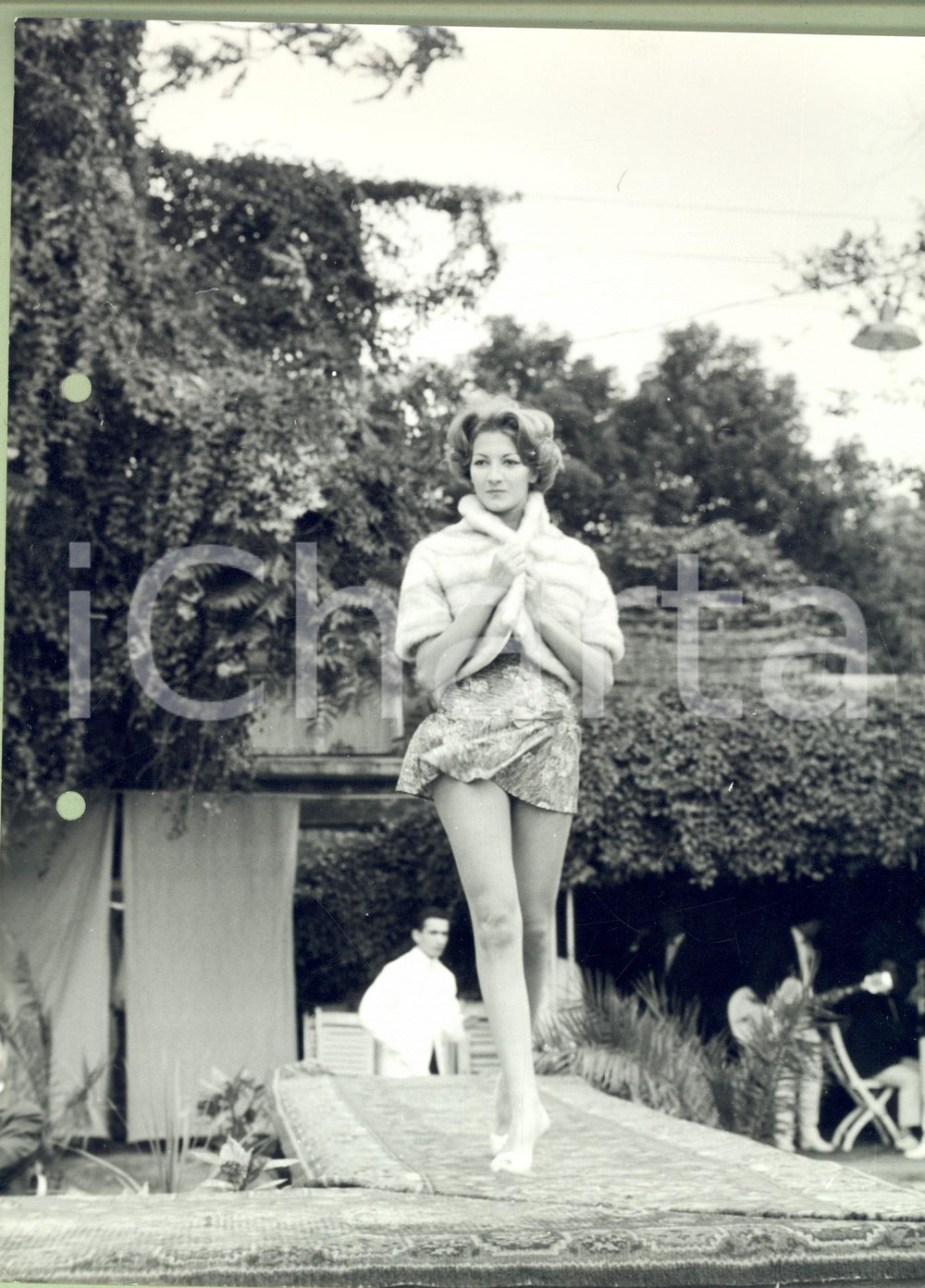 Fotografia d epoca originale 1960 STORIA DELLA MODA Modella all aperto in miniabito e pellicciotto Foto 1