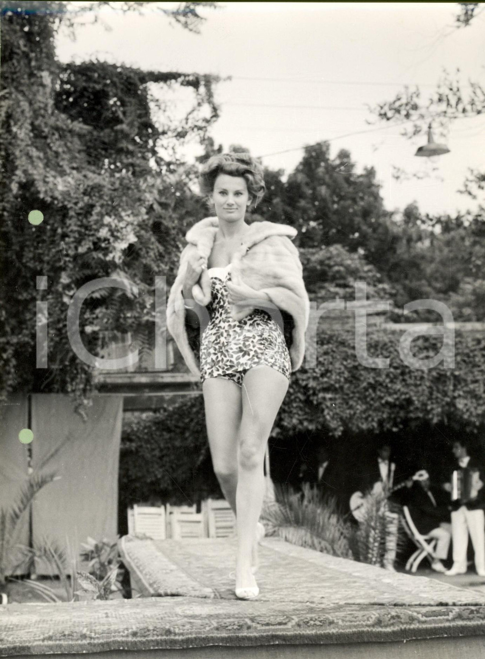 Fotografia d epoca originale 1960 ca STORIA DELLA MODA Modella all aperto in costume e pellicciotto Foto 1