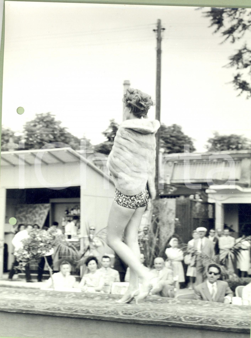 Fotografia d epoca originale 1960 STORIA DELLA MODA Modella sfila in costume e pellicciotto Foto 1