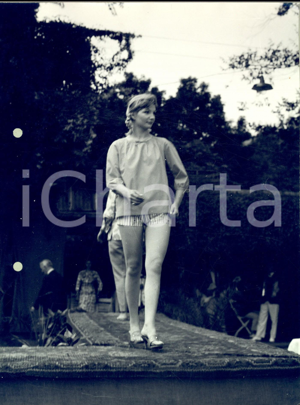 Fotografia d epoca originale 1960 ca STORIA DELLA MODA Sfilata con modella in camicetta e shorts Foto 1