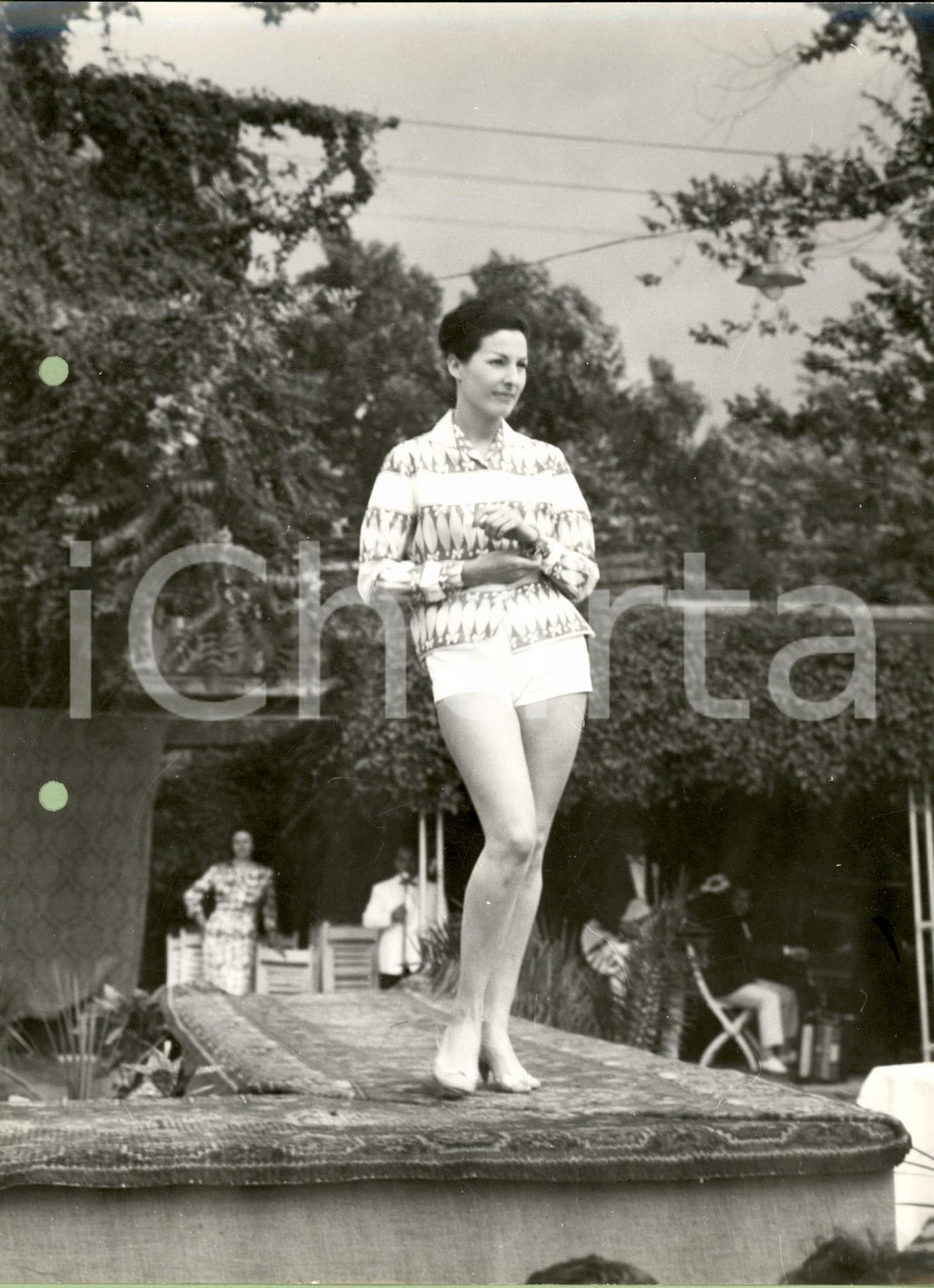 Fotografia d epoca originale 1960 STORIA DELLA MODA Modella all aperto in camicetta e shorts Foto 1