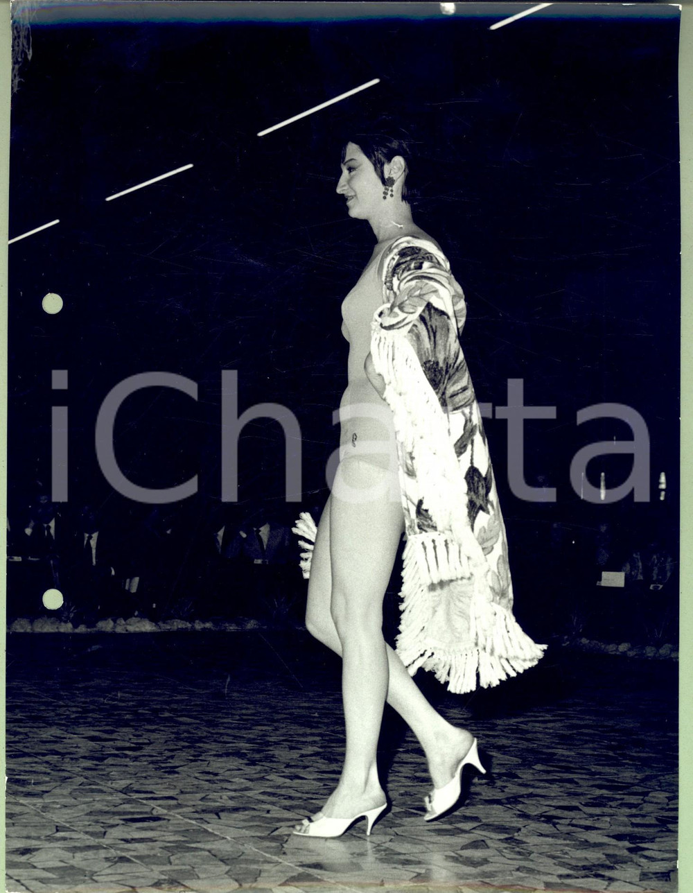 Fotografia d epoca originale 1960 STORIA DELLA MODA Modella sfila con mantella a frange Fotografia 1