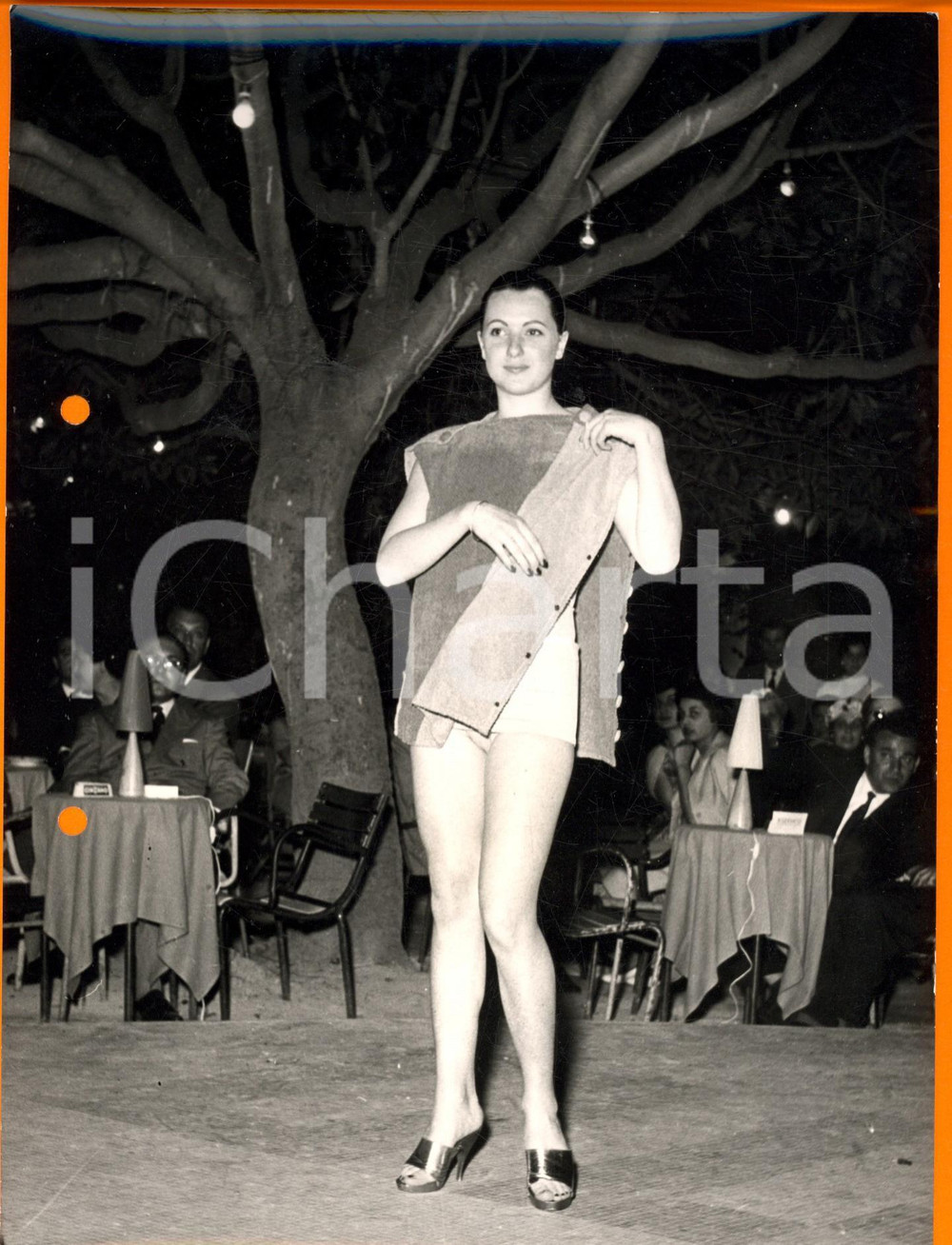 Fotografia d epoca originale 1960 ca PALERMO Modella sfila con copricostume a bottoni Foto MODA Alfredo URSO 1