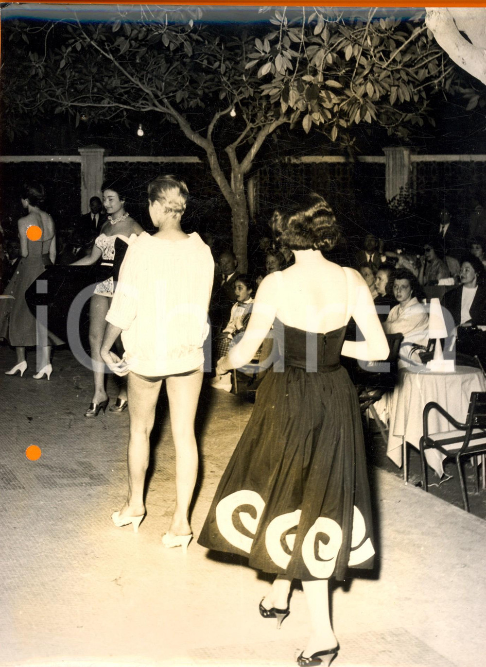 Fotografia d epoca originale 1960 ca PALERMO Sfilata con abiti estivi e costumi da bagno Foto Alfredo URSO 1