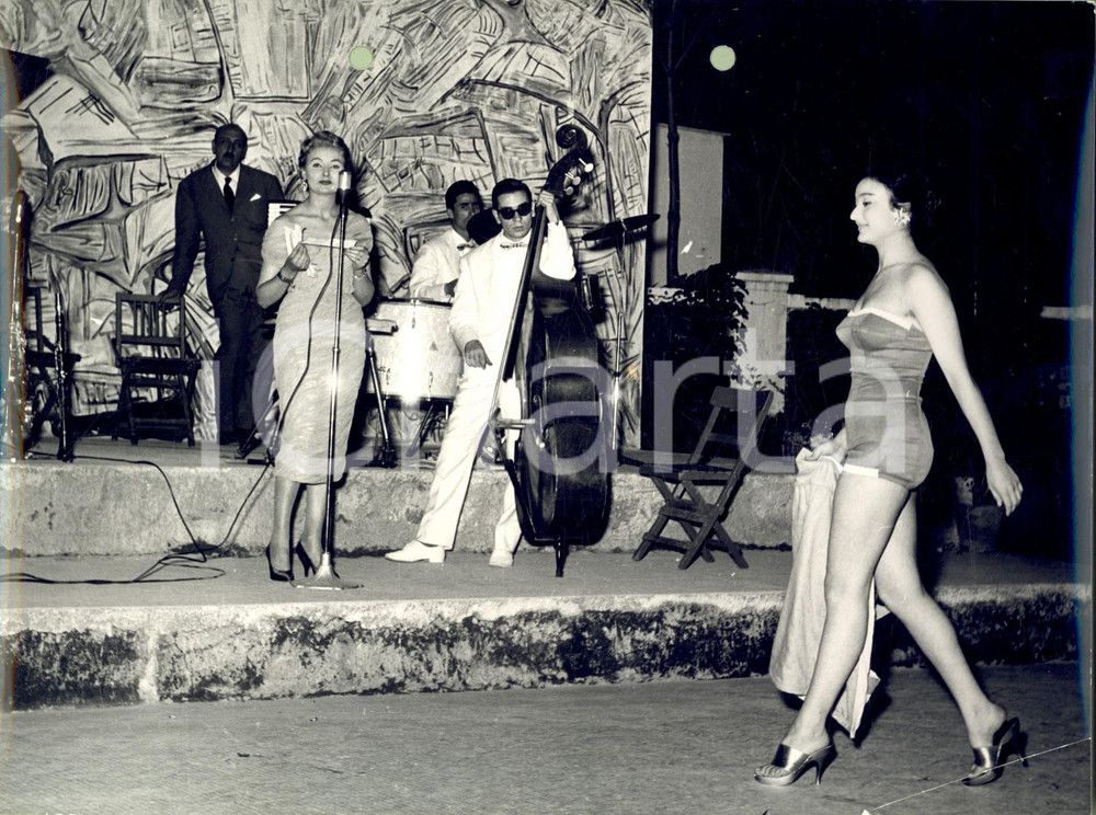 Fotografia d epoca originale 1960 ca STORIA DELLA MODA Modella sfila in costume intero durante concerto FOTO 1