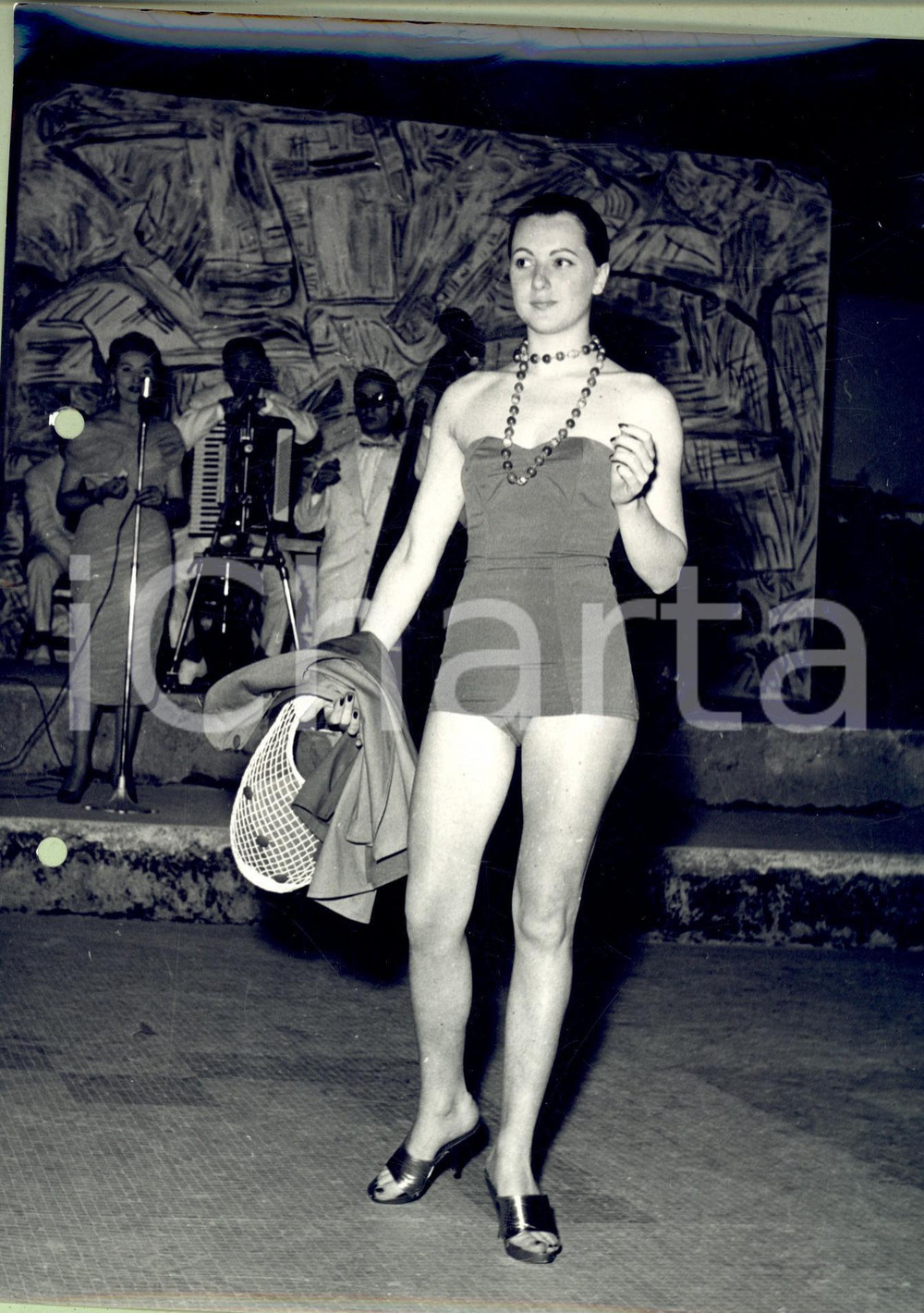 Fotografia d epoca originale 1960 ca STORIA DELLA MODA Modella sfila in costume durante concerto Fotografia 1
