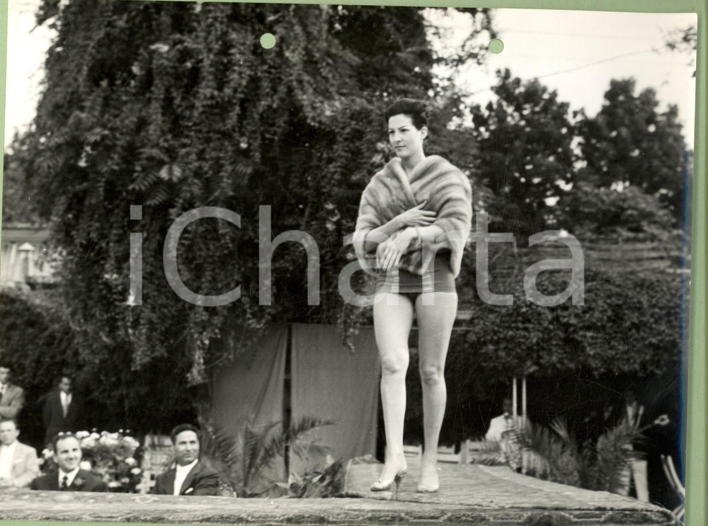 Fotografia d epoca originale 1960 ca STORIA DELLA MODA Silfata con modella in costume e pellicciotto Foto 1