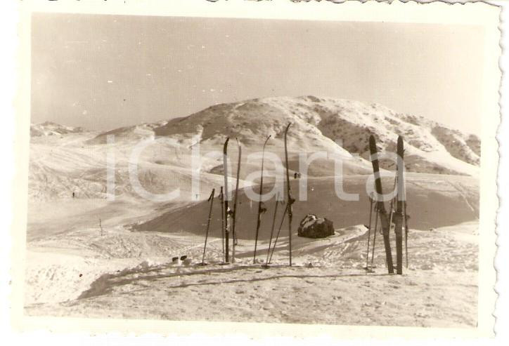 Fotografia d epoca originale 1945 MOGGIO LC Piani di ARTAVAGGIO Riposo dopo sciata Rifugio CASTELLI Foto 9x6 1