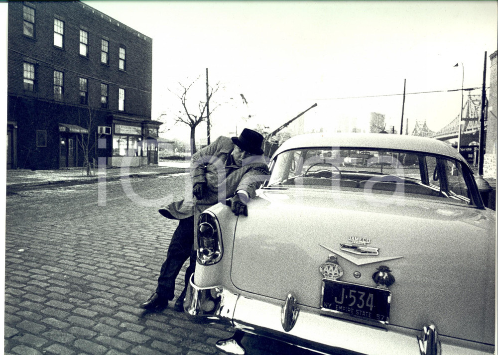 Fotografia d epoca originale 1973 CINEMA Attore fugge a un agguato con auto JAMECO Foto di scena 20 x 30 1