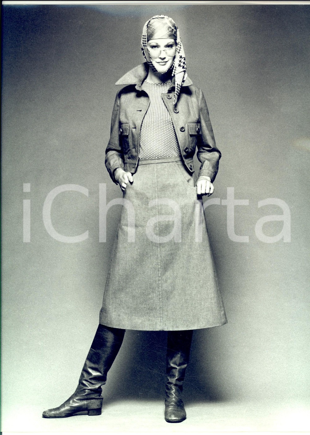 Fotografia d epoca originale 1970 ca STORIA DELLA MODA MILANO Modella in abito invernale con foulard 1