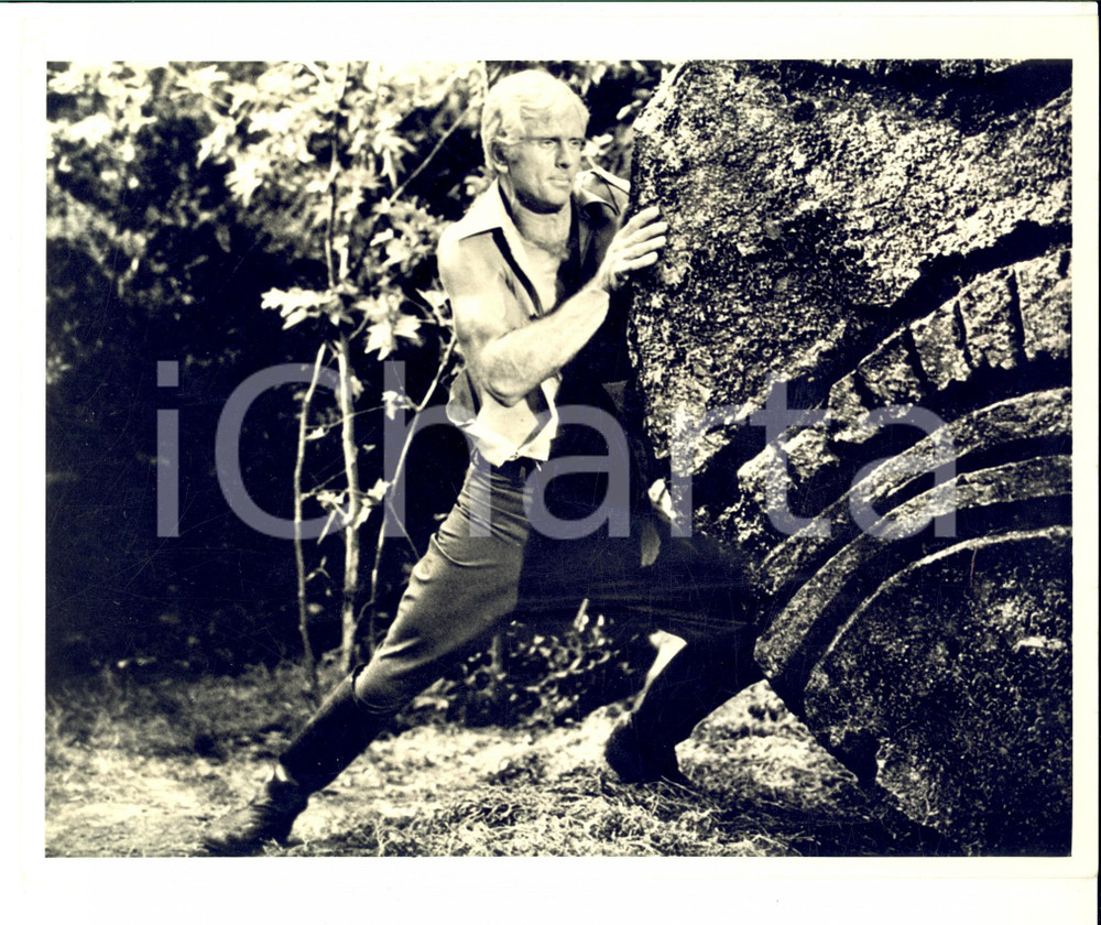Fotografia d epoca originale 1970 ca CINEMA Attore Ron ELY solleva un pesante masso Foto di scena 1