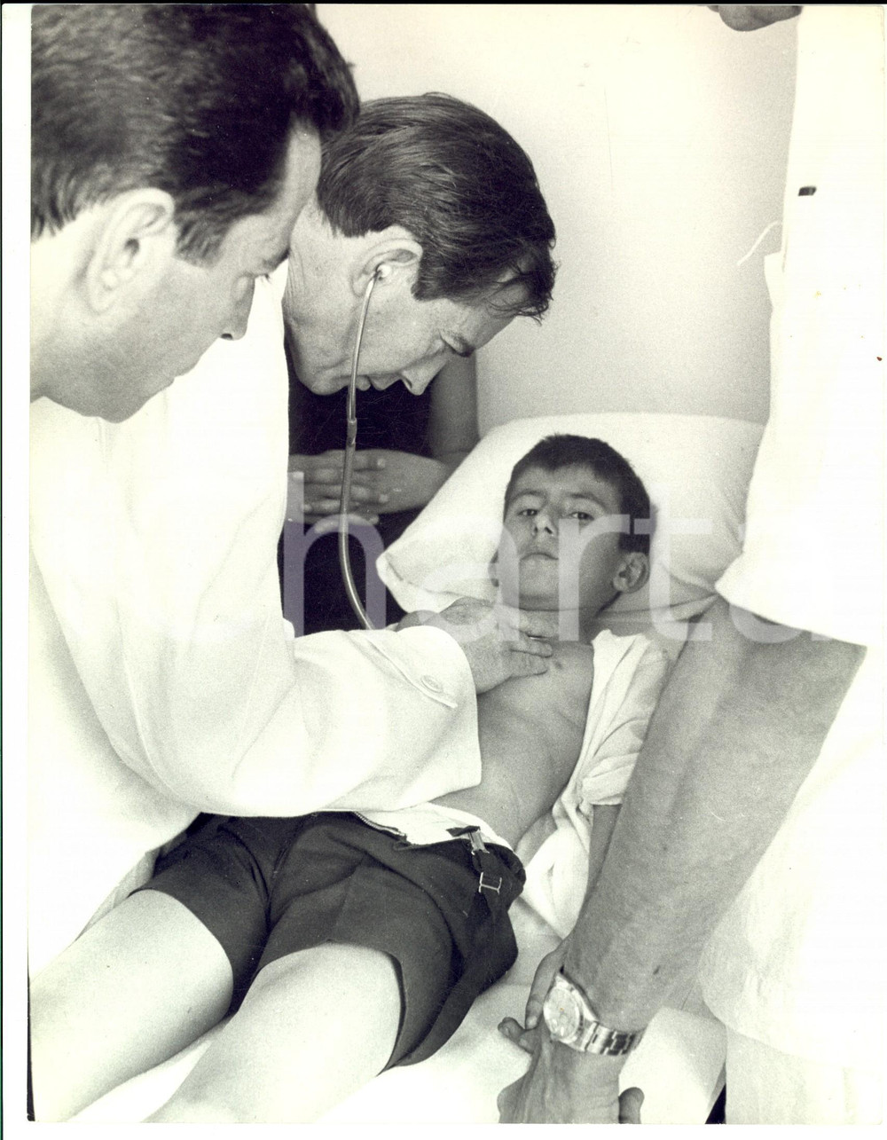 Fotografia d epoca originale 1968 Chirurgo Christiaan BARNARD visita un piccolo paziente Foto 21x27 cm 1