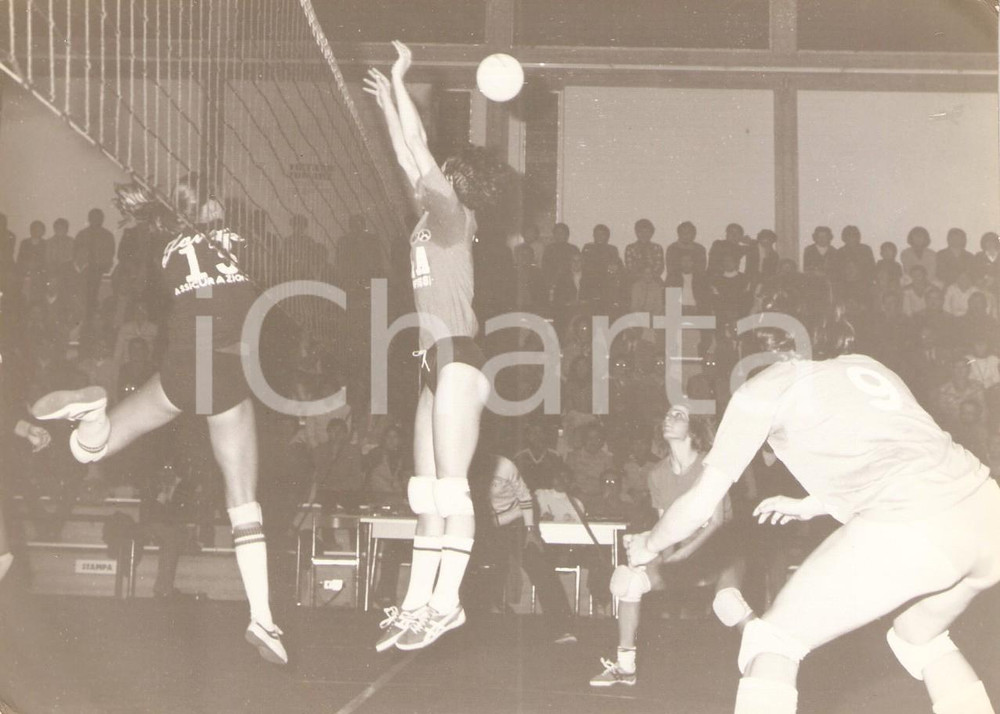 Fotografia d epoca originale 1980 ca PESARO Pallavolo PETKOVA va a muro durante partita Fotografia 1