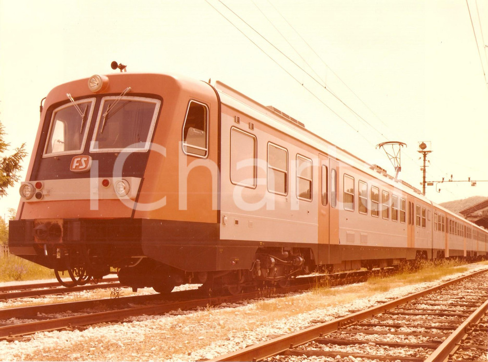 Fotografia d epoca originale 1980 ca FF.SS. Ferrovie Stato Locomotiva esce dalla stazione Fotografia 1