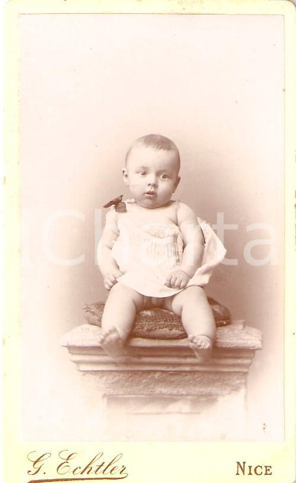 Fotografia d epoca originale 1890 NIZZA Bambino di pochi mesi seduto su cuscino Foto Gustav ECHTLER 1
