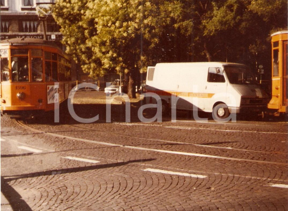 Fotografia d epoca originale 1981 MILANO Largo CAIROLI Assistenza su strada per TRAM guasto Fotografia 1