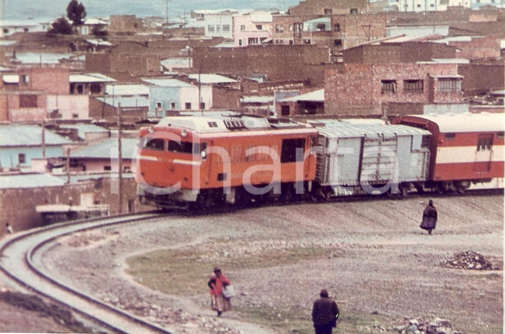Fotografia d epoca originale 1970 ca BOLIVIA Ferrocarriles FCA Treno fermo in città Fotografia ANIMATA 1