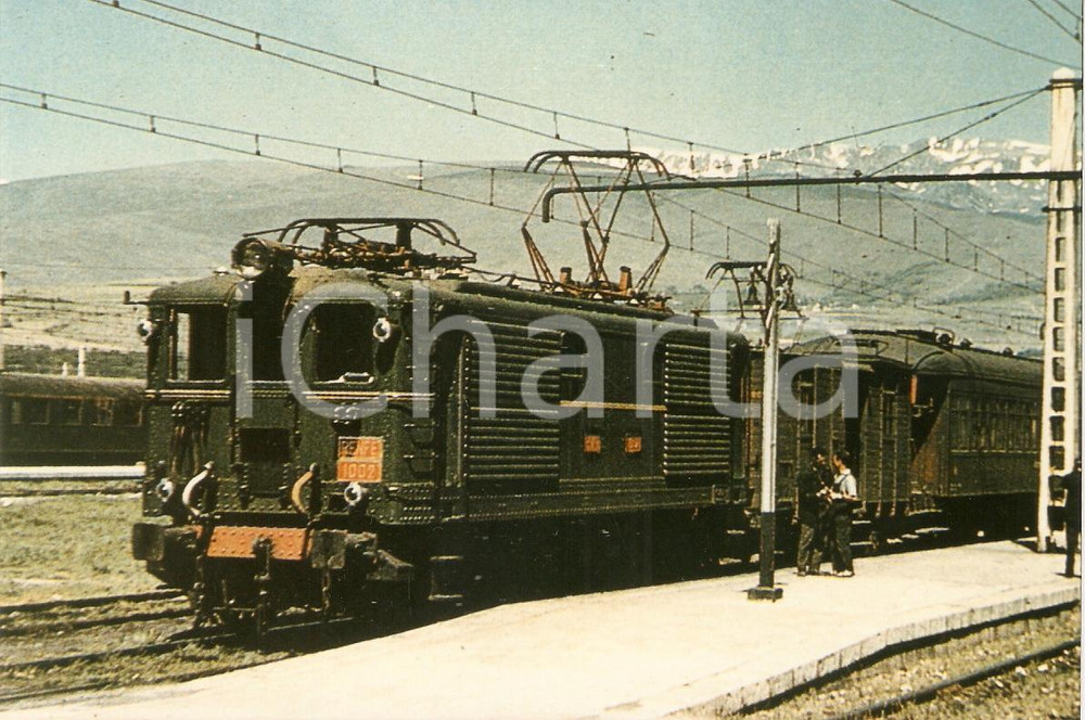 Fotografia d epoca originale 1970 ca ESPANA  RENFE Locomotiva 1002 Macchinisti parlano sulla banchina Foto 1