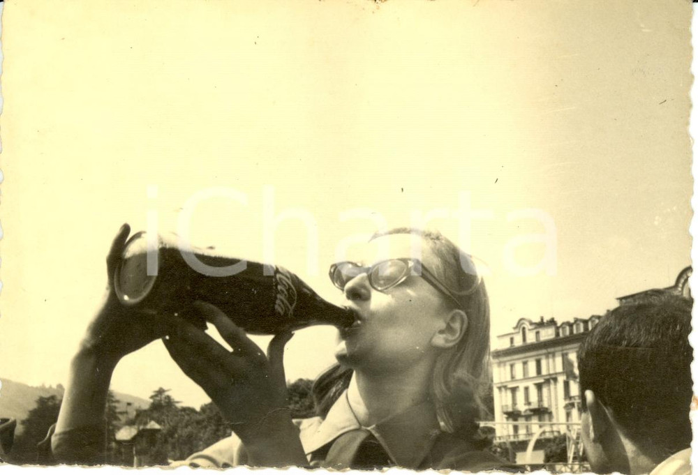 Fotografia d epoca originale 1964 COMO Ragazza sul lago con COCACOLA Fotografia 10 x 7 cm 1