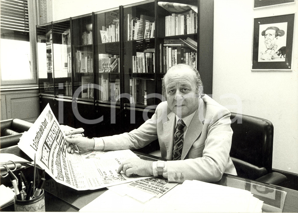 Fotografia d epoca originale 1979 GAZZETTA DELLO SPORT Direttore Gino PALUMBO alla scrivania Foto 30x21 1
