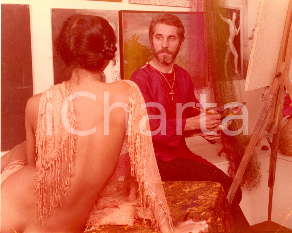 Fotografia d epoca originale 1980 ca MILANO ARTE Pittore osserva e ritrae modella nuda nel suo atelier Foto 1