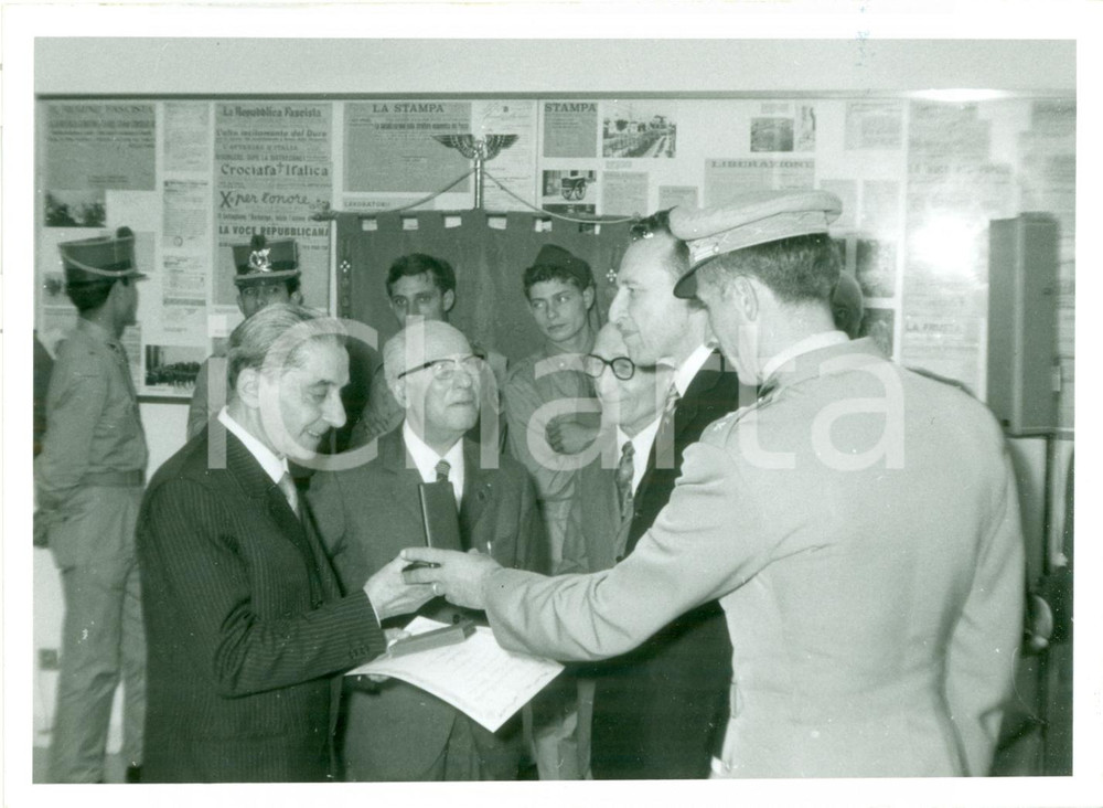 Fotografia d epoca originale 1970 MILANO ORDINE VITTORIO VENETO Gino ROSSI riceve diploma Cavaliere FOTO 1 1