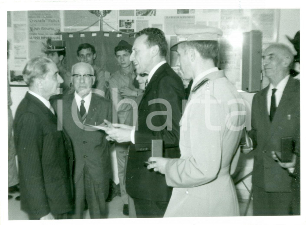 Fotografia d epoca originale 1970 MILANO ORDINE VITTORIO VENETO Gino ROSSI riceve diploma Cavaliere FOTO 1