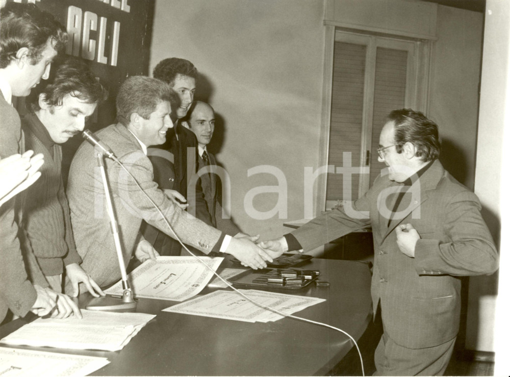Fotografia d epoca originale 1965 ca MILANO LA SOLIDARIETA  Cooperativa ACLI Premiazione membri associazione 1