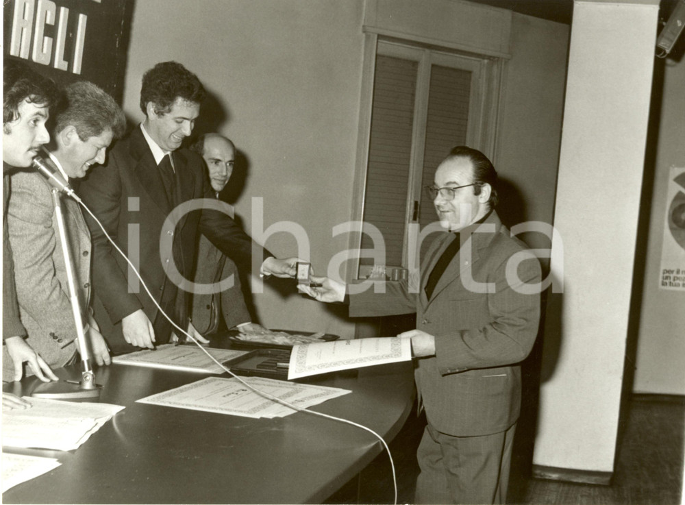 Fotografia d epoca originale 1965 ca MILANO Cooperativa LA SOLIDARIETA  ACLI Premiazione membri associazione 1