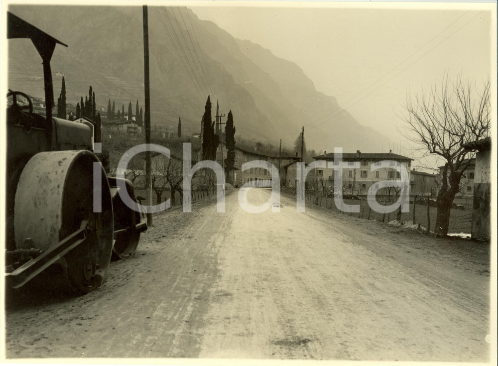 Fotografia d epoca originale 1932 BERGAMO Strada Statale nÂ°42 del TONALE e della MENDOLA e trattore Foto 1