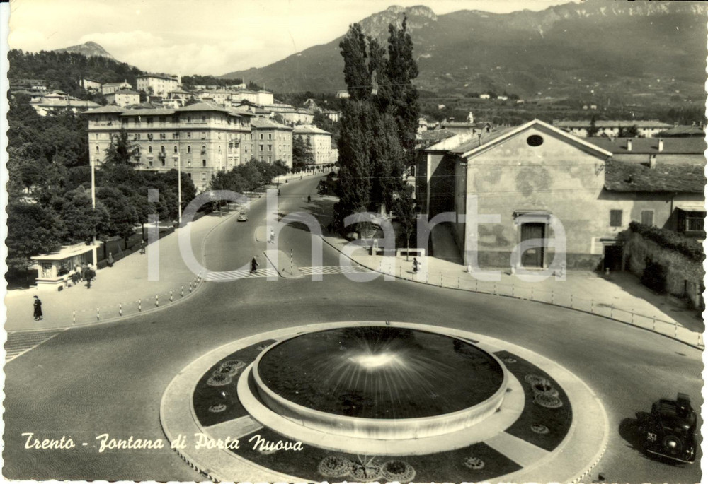 Cartolina originale da collezione 1955 TRENTO La fontana di Porta NUOVA dall alto Cartolina ANIMATA FG VG 1