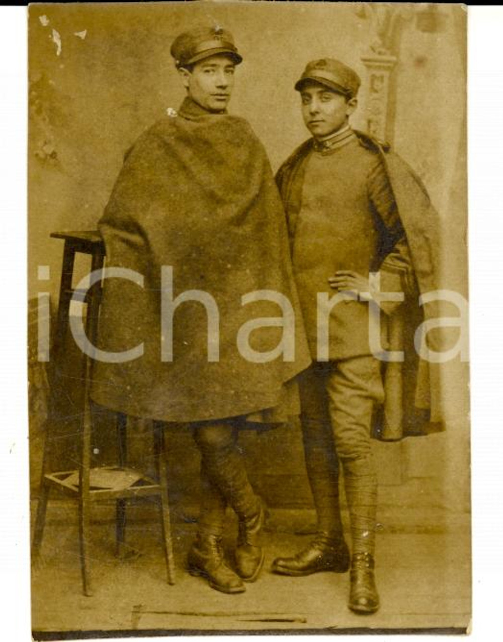 Fotografia d epoca originale 1917 PIACENZA 25° Fanteria BRIGATA BERGAMO Ufficiali con il mantello Foto 6x8 1