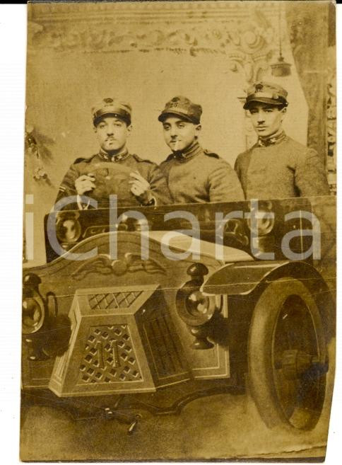 Fotografia d epoca originale 1917 PIACENZA 25Â° Fanteria Ufficiali ROSSI, PINZAN e CAMUSSO su finta auto Foto 1