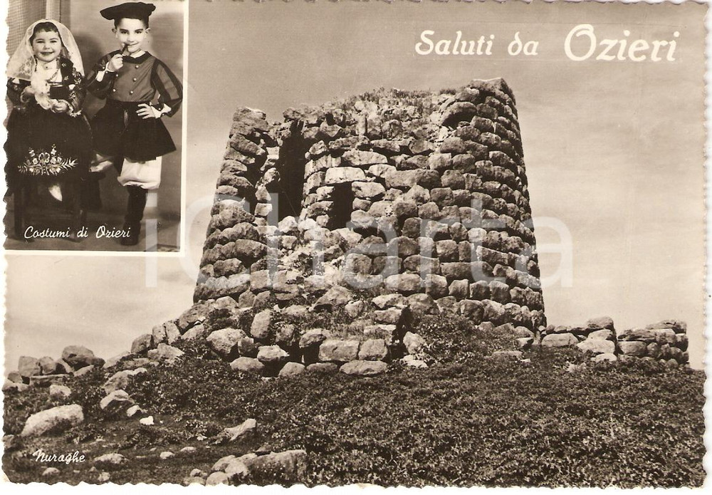 Cartolina originale da collezione 1954 OZIERI SS Nuraghe e bambini con costume tipico Vedutine Cartolina FG VG 1