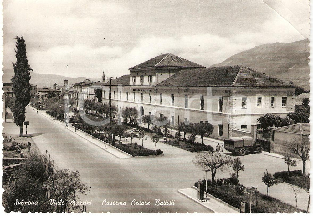 Cartolina originale da collezione 1955 ca SULMONA AQ Caserma Cesare BATTISTI Viale Mazzini ANIMATA Cartolina FG 1